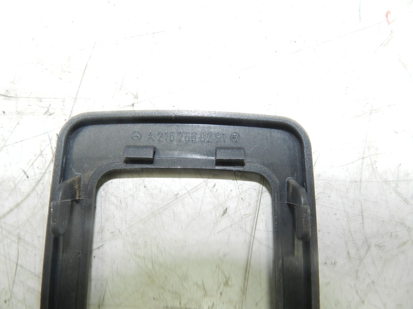 (131) 2002 MERCEDES BENZ E CLASS ESTATE W210. BOOT LID TAILGATE HANDLE SURROUND - Image 3