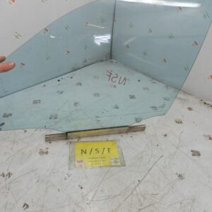 (131) 2002 MERCEDES BENZ E CLASS ESTATE W210. PASSENGER SIDE FRONT WINDOW GLASS