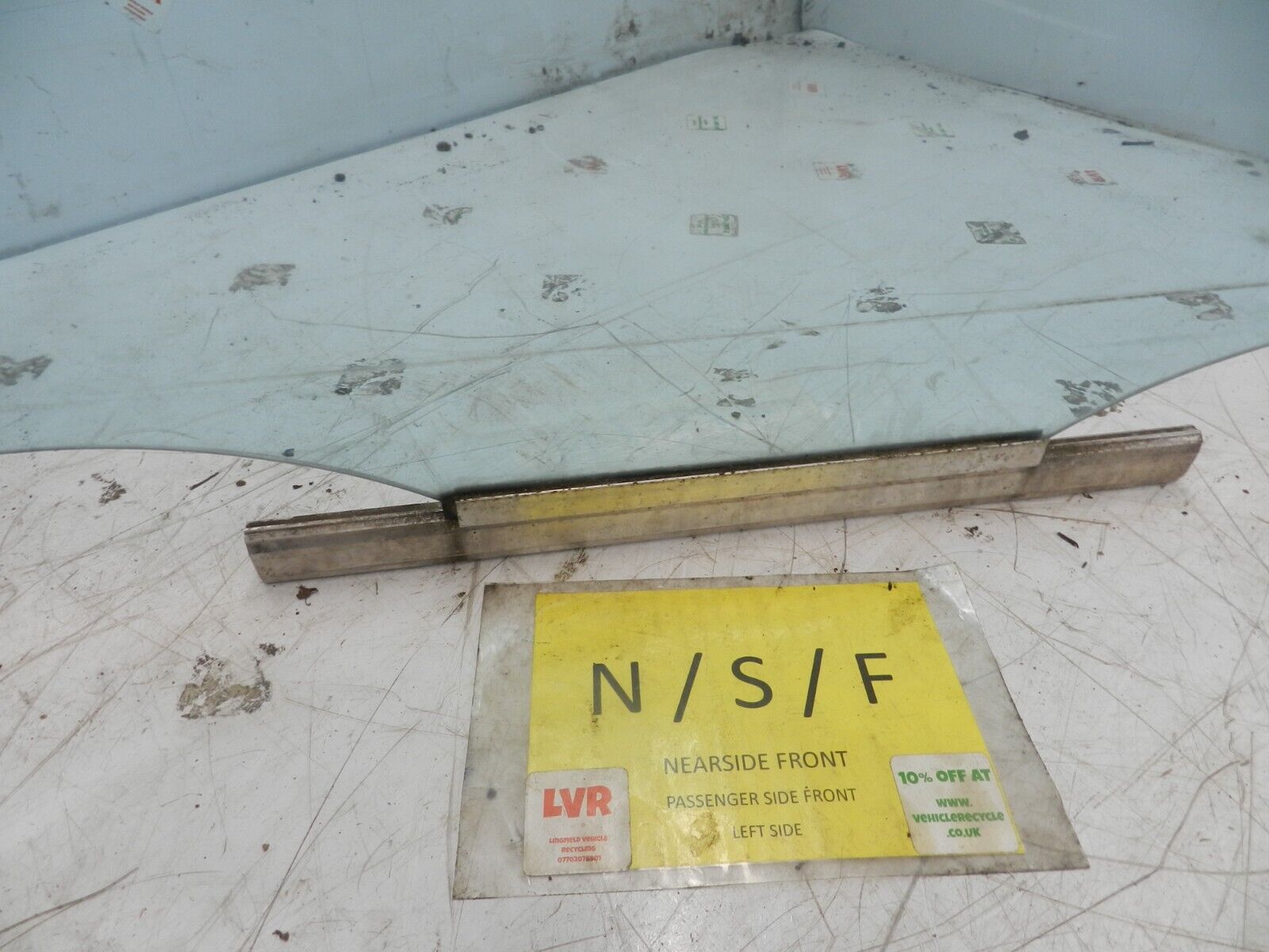 (131) 2002 MERCEDES BENZ E CLASS ESTATE W210. PASSENGER SIDE FRONT WINDOW GLASS - Image 2