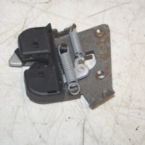 (95) 2010 BMW 1 SERIES E82. PASSENGER SIDE BONNET LATCH CATCH LOCK