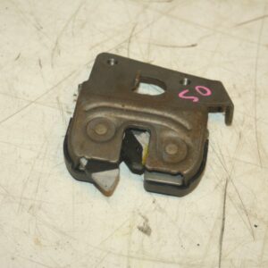 (95) 2010 BMW 1 SERIES E82. DRIVER SIDE BONNET LATCH CATCH LOCK