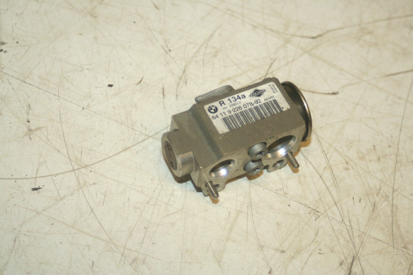 (95) 2010 BMW 1 SERIES E82. AIR CON PIPE CONNECTOR