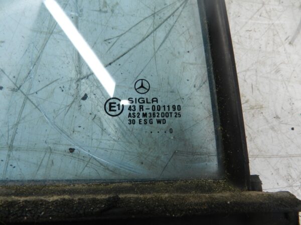 (131) 2002 MERCEDES BENZ E CLASS ESTATE W210. DRIVER REAR QUARTER WINDOW GLASS - Image 3
