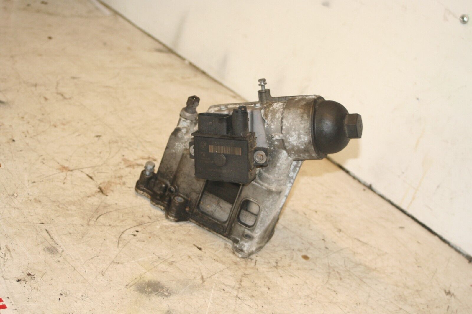 (95B) 2010 BMW 1 SERIES E82. OIL FILTER HOUSING COOLER