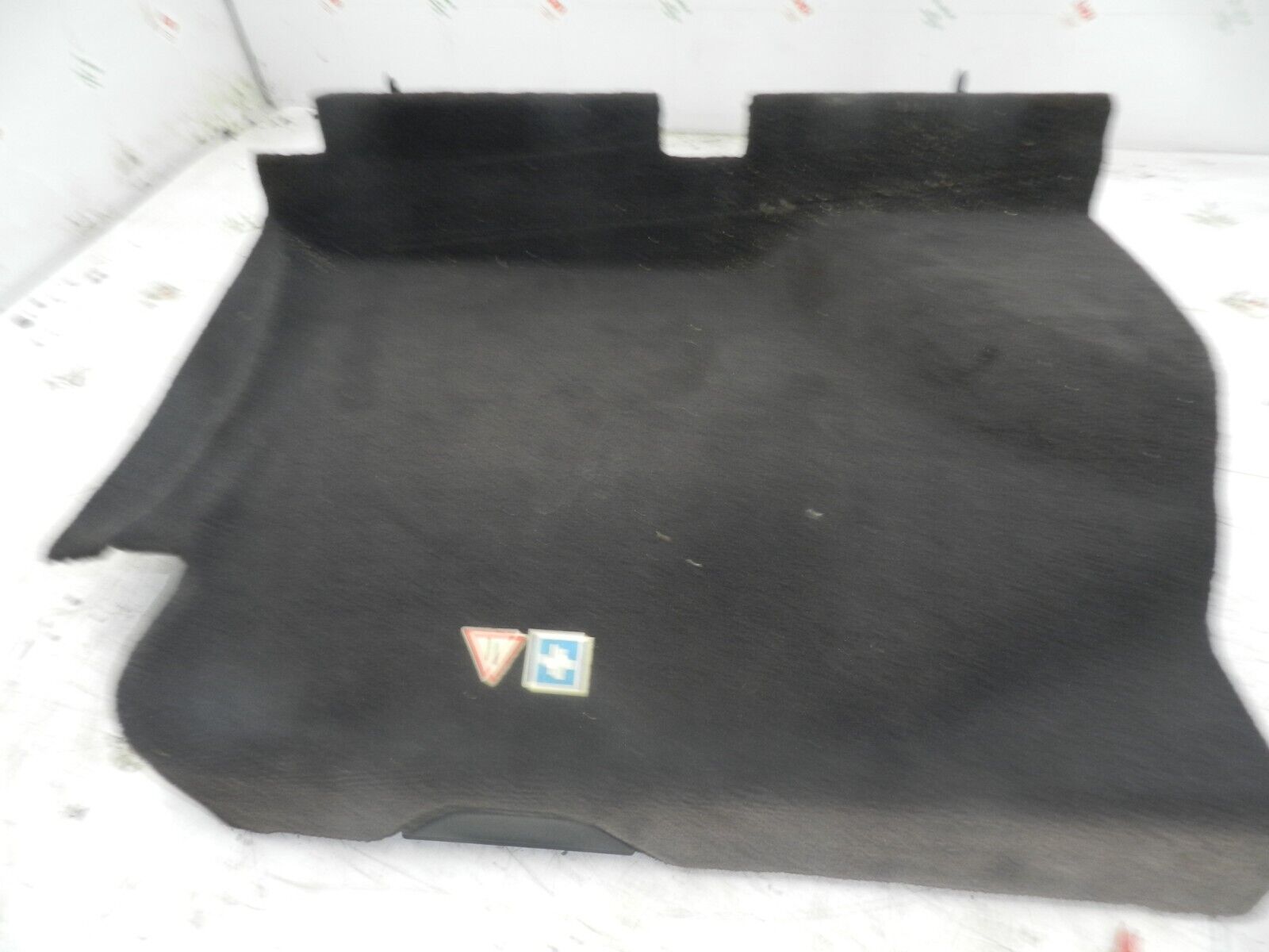 (131) 2002 MERCEDES BENZ E CLASS ESTATE W210. BOOT STORAGE LID COVER TRIM