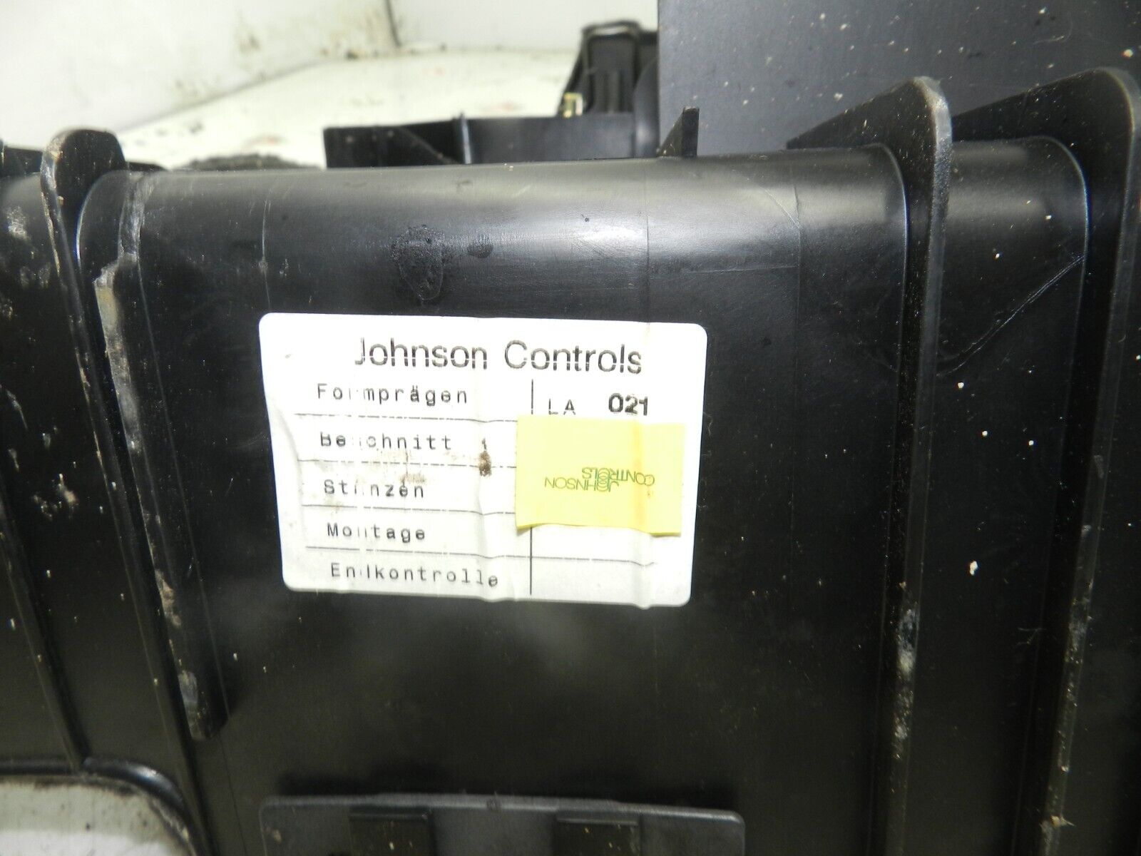 (131) 2002 MERCEDES BENZ E CLASS ESTATE W210. BOOT STORAGE LID COVER TRIM - Image 3