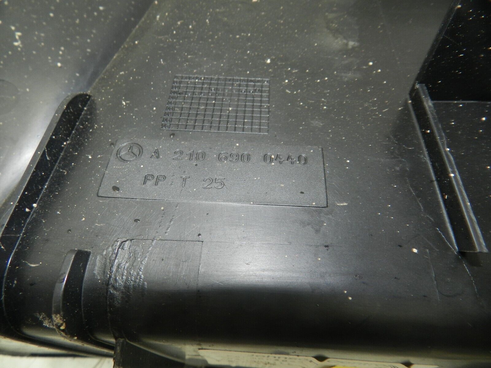 (131) 2002 MERCEDES BENZ E CLASS ESTATE W210. BOOT STORAGE LID COVER TRIM - Image 4