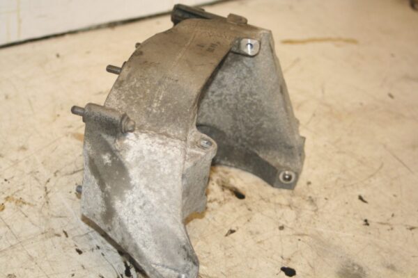(95B) 2010 BMW 1 SERIES E82. ENGINE FRAME MOUNT - Image 3