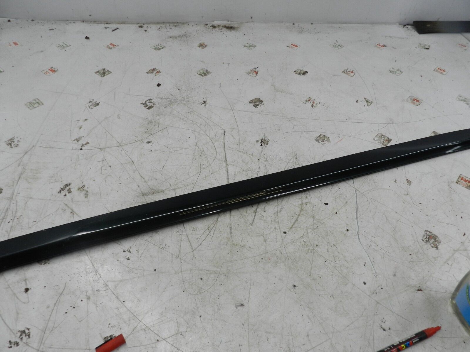 (131) 2002 MERCEDES BENZ E CLASS ESTATE W210. BOOT LID TAILGATE LOWER TRIM GREEN