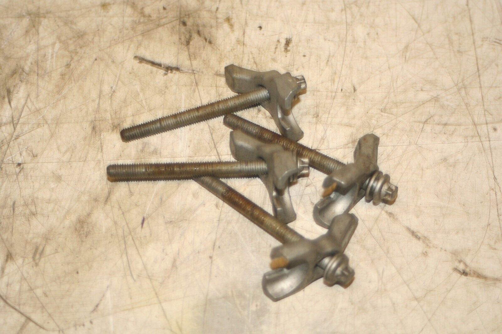 (95B) 2010 BMW 1 SERIES E82. INJECTOR CLAMPS