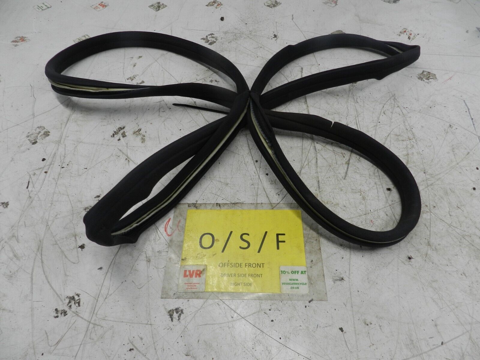 (131) 2002 MERCEDES BENZ E CLASS ESTATE W210. DRIVER FRONT DOOR RUBBER SEAL