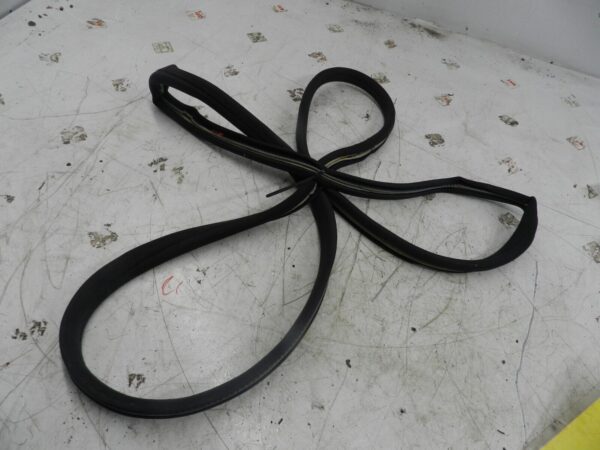(131) 2002 MERCEDES BENZ E CLASS ESTATE W210. DRIVER FRONT DOOR RUBBER SEAL - Image 2