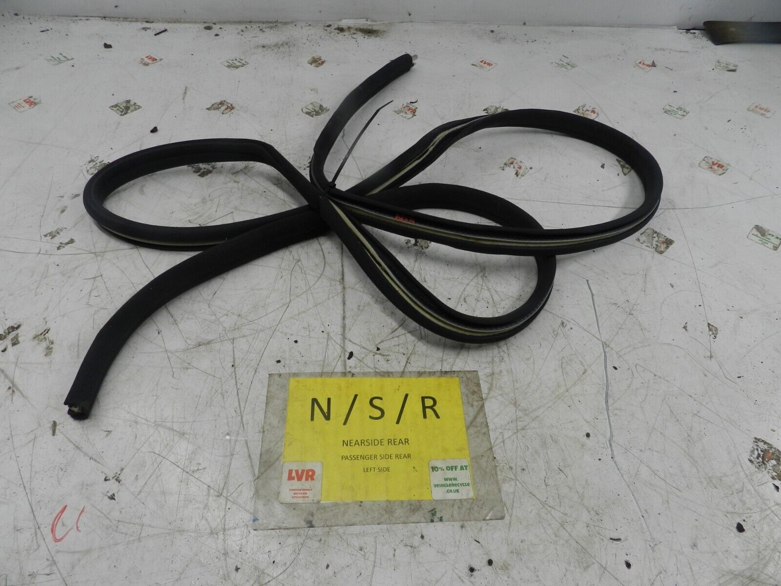 (131) 2002 MERCEDES BENZ E CLASS ESTATE W210. PASSENGER REAR DOOR RUBBER SEAL
