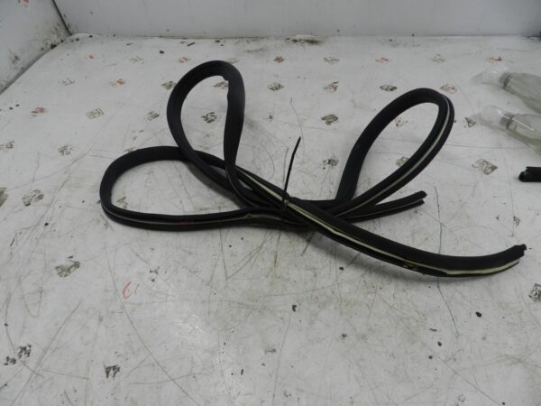 (131) 2002 MERCEDES BENZ E CLASS ESTATE W210. DRIVER REAR DOOR RUBBER SEAL - Image 2