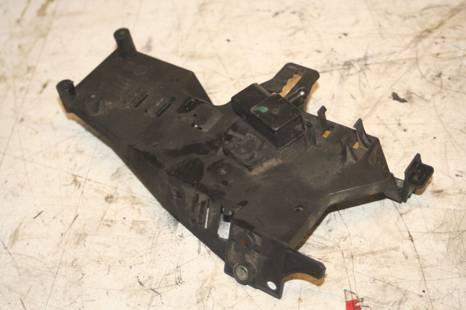 (95B) 2010 BMW 1 SERIES E82. DPF WIRING SENSOR BRACKET - Image 3