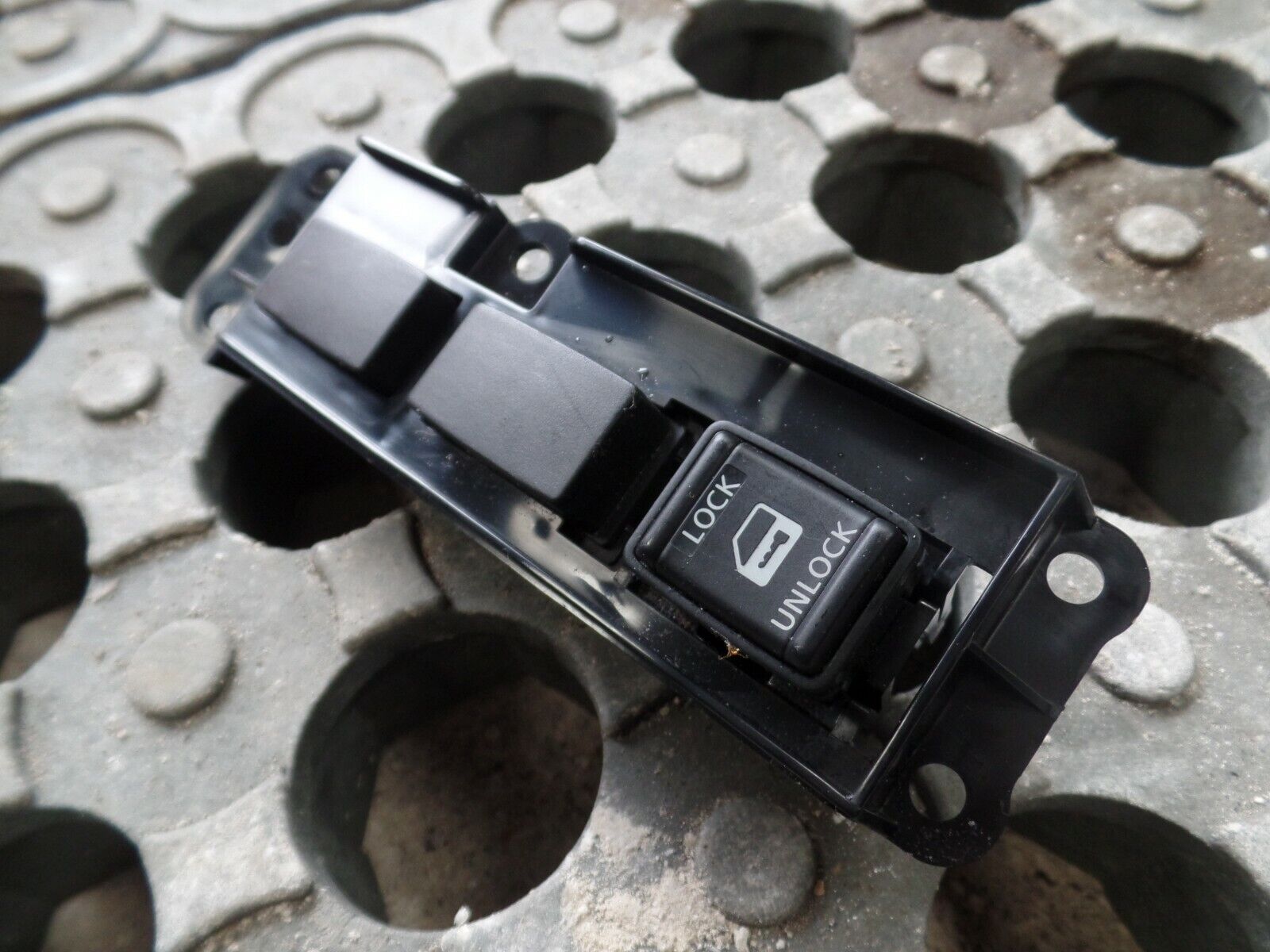 MK2 Nissan Note 2015 – Window Lock / Unlock Switch