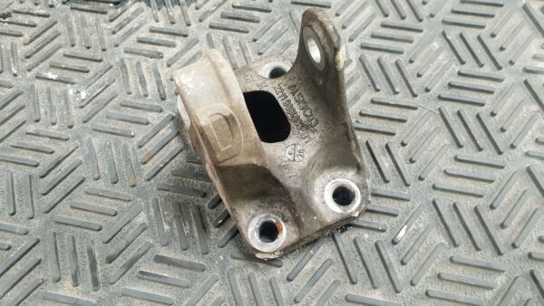 Mini Countryman 2014 1.6 Swing Support Bracket / Engine Mount 9804893 - Image 2