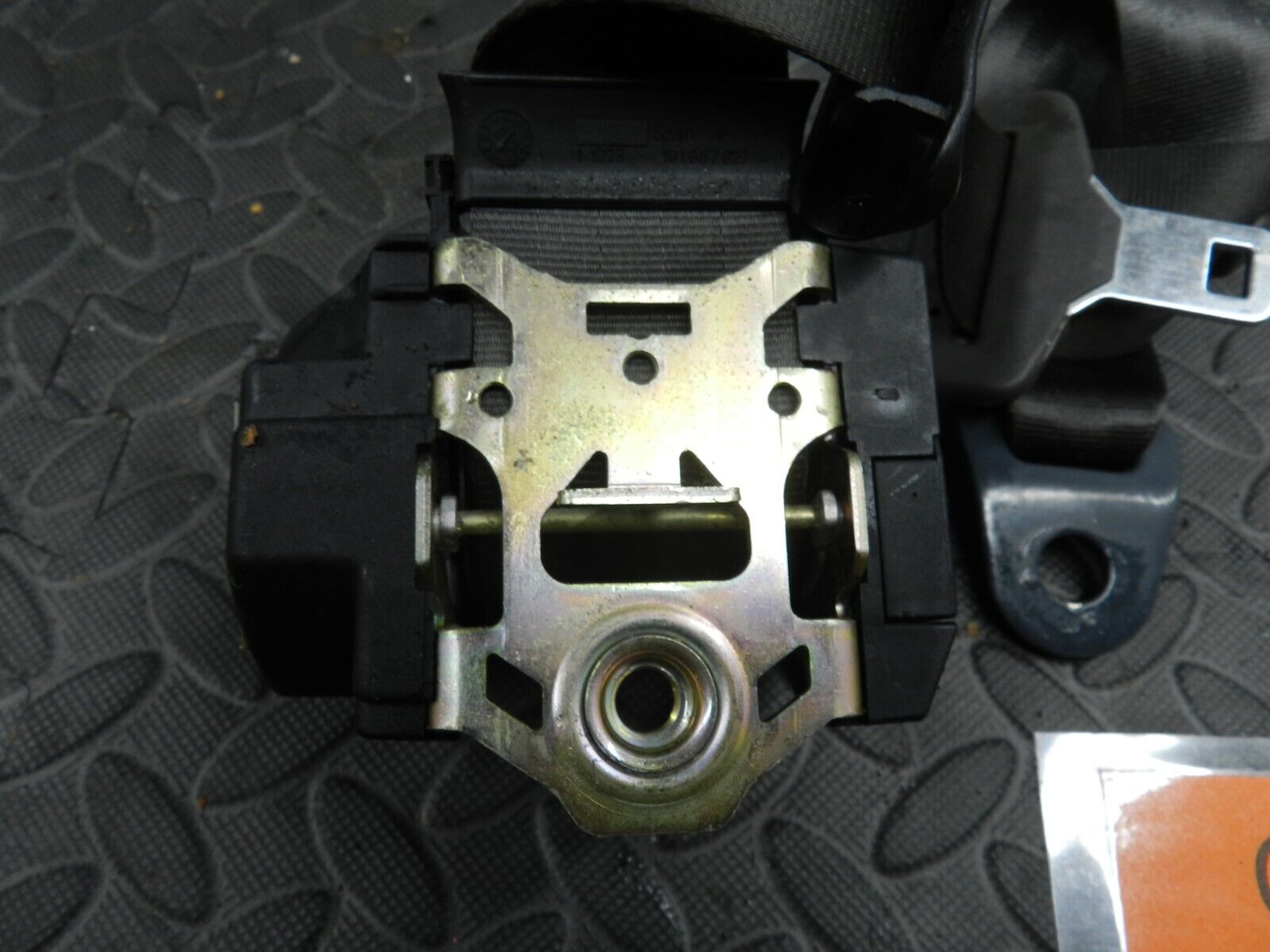 142 NISSAN MICRA K12 CONVERTIBLE C+C. DRIVER SIDE REAR SEAT BELT - Image 3