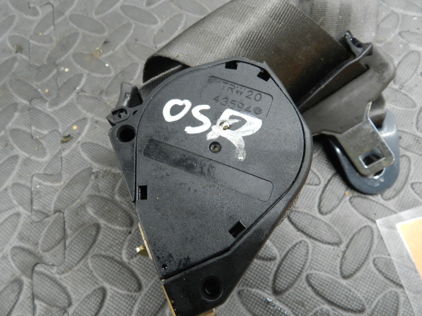 142 NISSAN MICRA K12 CONVERTIBLE C+C. DRIVER SIDE REAR SEAT BELT - Image 4