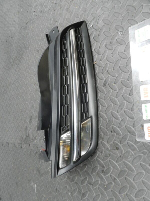 142 NISSAN MICRA K12 CONVERTIBLE C+C. DRIVER SIDE GRILLE AND INDICATOR - Image 2