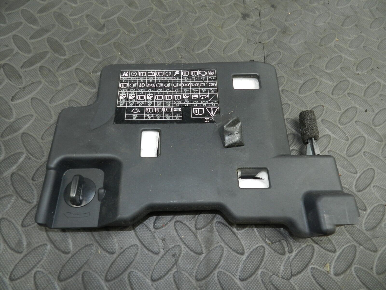 148 2007 HONDA CRV MK3. UNDER DASHBOARD TRIM FUSE BOX 77340SWA