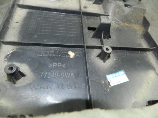 148 2007 HONDA CRV MK3. UNDER DASHBOARD TRIM FUSE BOX 77340SWA - Image 3