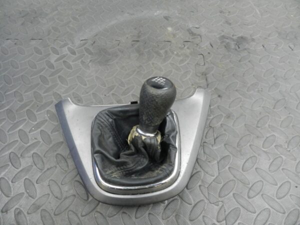 148 2007 HONDA CRV MK3. 6 SPEED GEAR KNOB AND GATOR