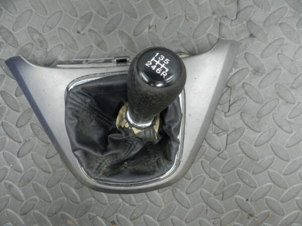 148 2007 HONDA CRV MK3. 6 SPEED GEAR KNOB AND GATOR - Image 2