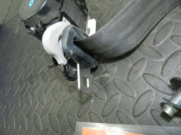 148 2007 HONDA CRV MK3. DRIVER SIDE REAR SEAT BELT - Image 2