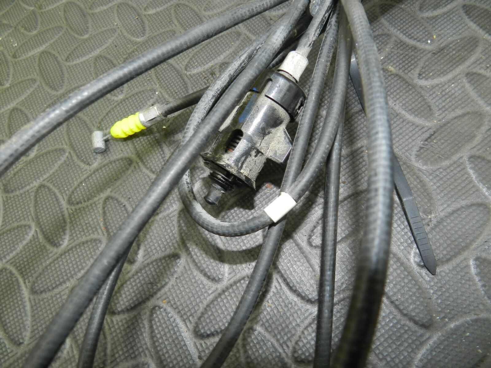148 2007 HONDA CRV MK3. FUEL CAP FLAP RELEASE CABLE - Image 3