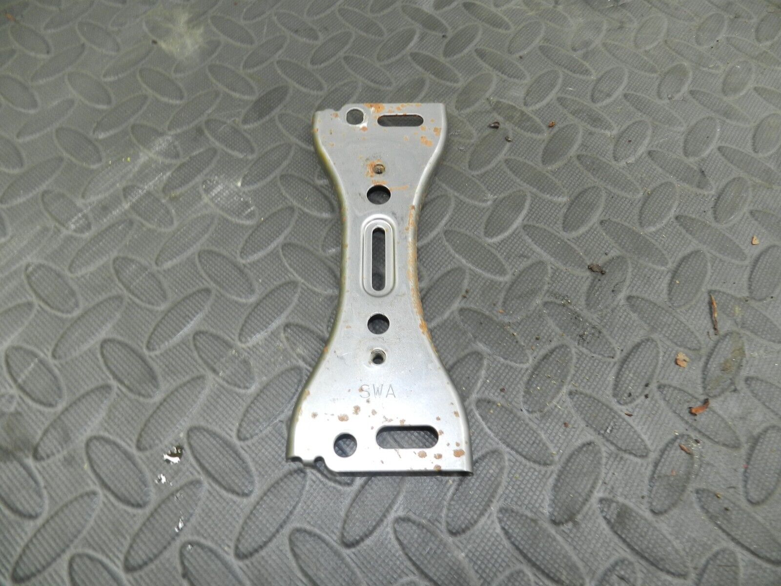 148 2007 HONDA CRV MK3. BATTERY CLAMP