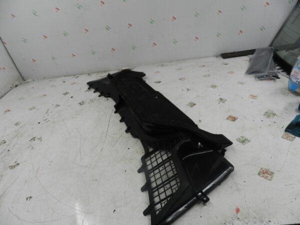 (131) 2002 MERCEDES BENZ E CLASS ESTATE W210. BONNET VENT TRAY UNDER COVER
