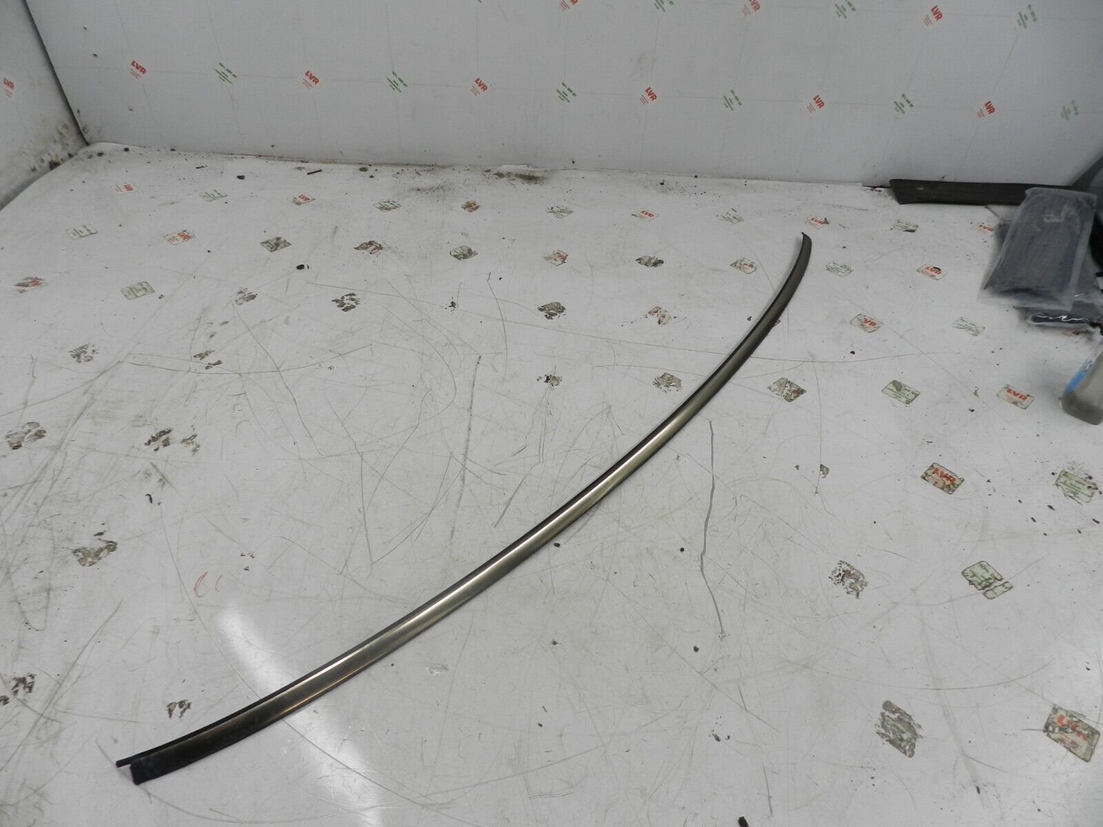 (131) 2002 MERCEDES BENZ E CLASS ESTATE W210. WINDSCREEN TRIM - Image 2