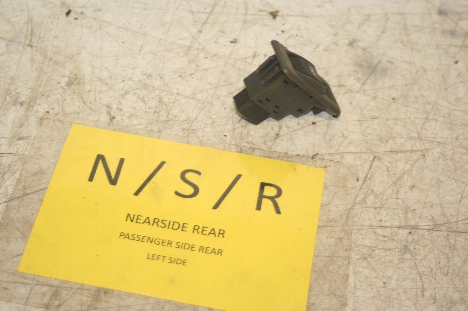 1994 MITSUBISHI PAJERO SHOGUN. PASSENGER SIDE REAR WINDOW SWITCH - Image 2