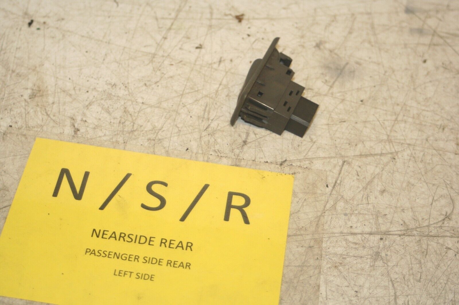 1994 MITSUBISHI PAJERO SHOGUN. PASSENGER SIDE REAR WINDOW SWITCH - Image 3