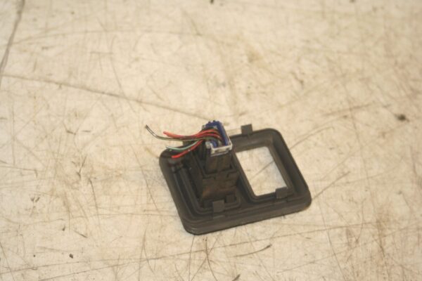 1994 MITSUBISHI PAJERO SHOGUN. ECS SUSPENSION SWITCH - Image 2