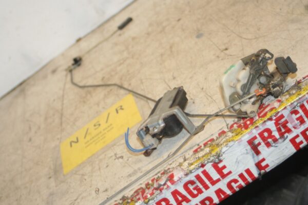 1994 MITSUBISHI PAJERO SHOGUN. PASSENGER REAR DOOR LOCK MOTOR - Image 2