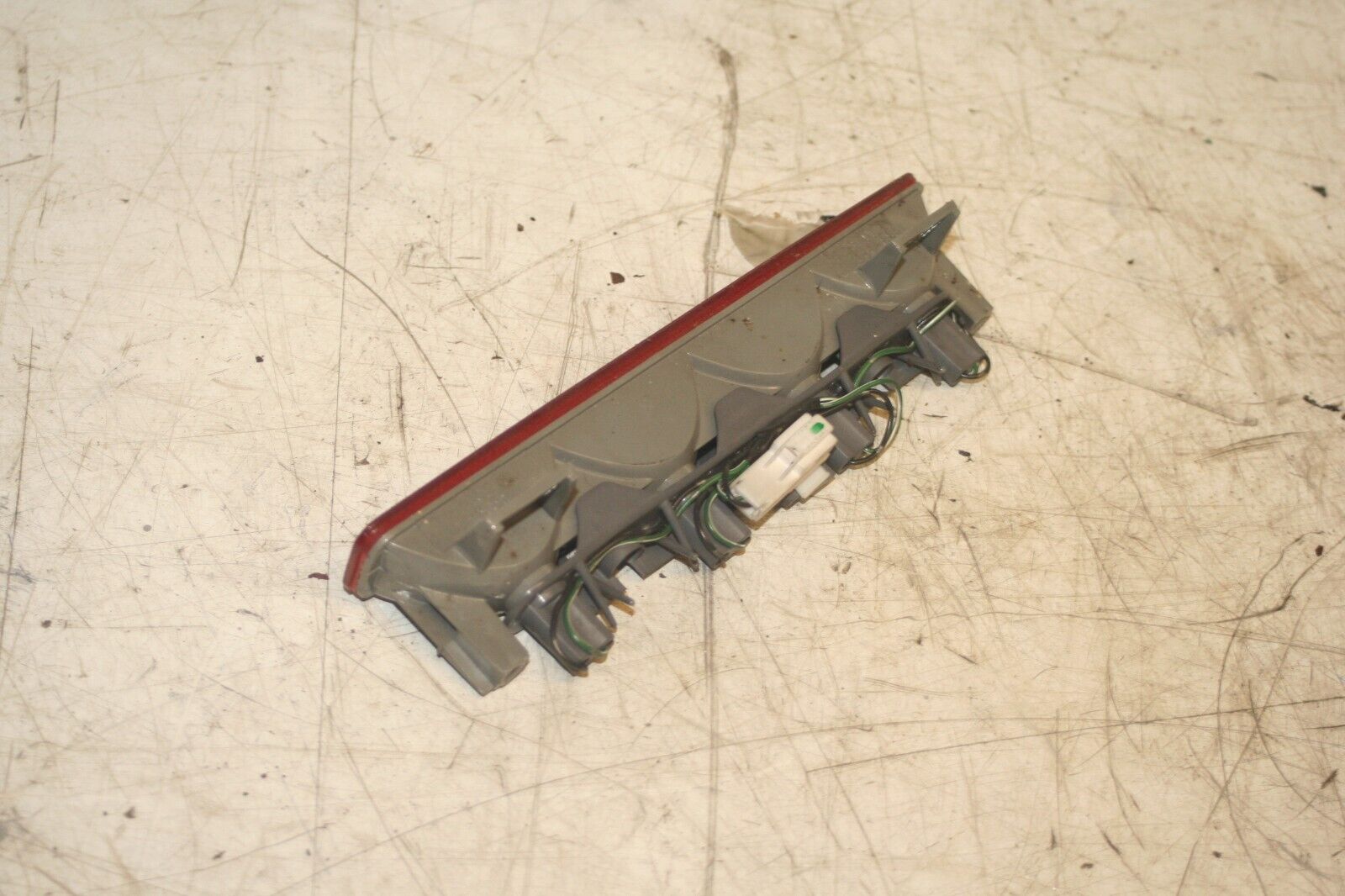 1994 MITSUBISHI PAJERO SHOGUN. BOOT TAILGATE THIRD 3RD HIGH LEVEL BRAKE LIGHT - Image 2