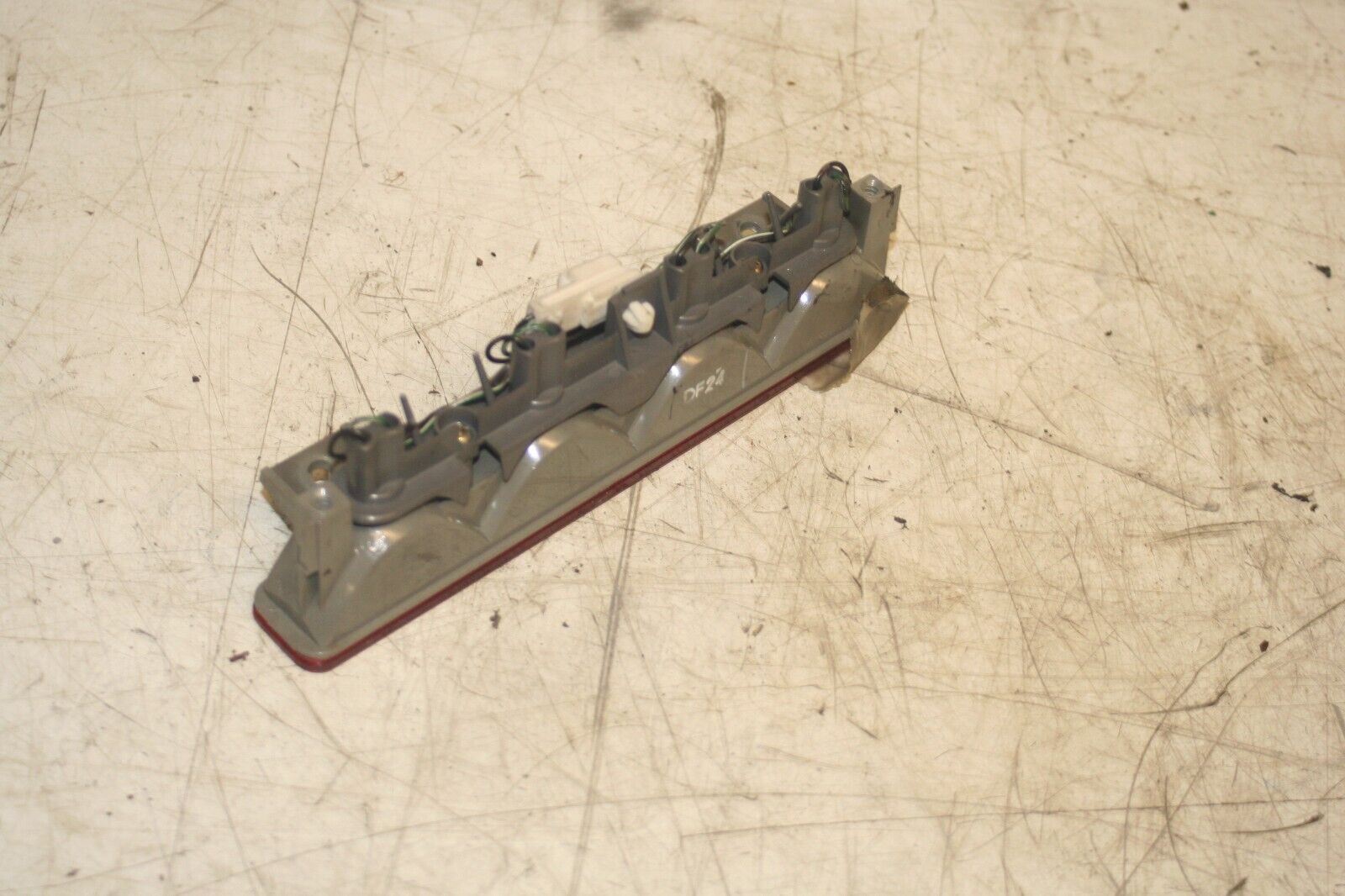 1994 MITSUBISHI PAJERO SHOGUN. BOOT TAILGATE THIRD 3RD HIGH LEVEL BRAKE LIGHT - Image 3