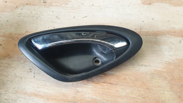 2005 HONDA JAZZ 1.4 PETROL AUTOMATIC. DOOR HANDLE INTERNAL NSF