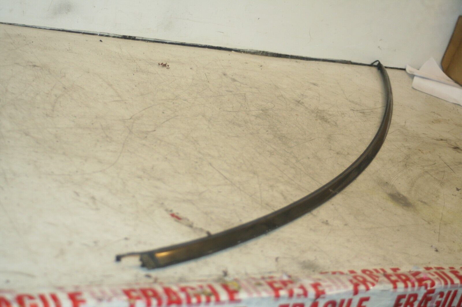 2005 MERCEDES S CLASS W220. WINDSCREEN UPPER CHROME TRIM - Image 2