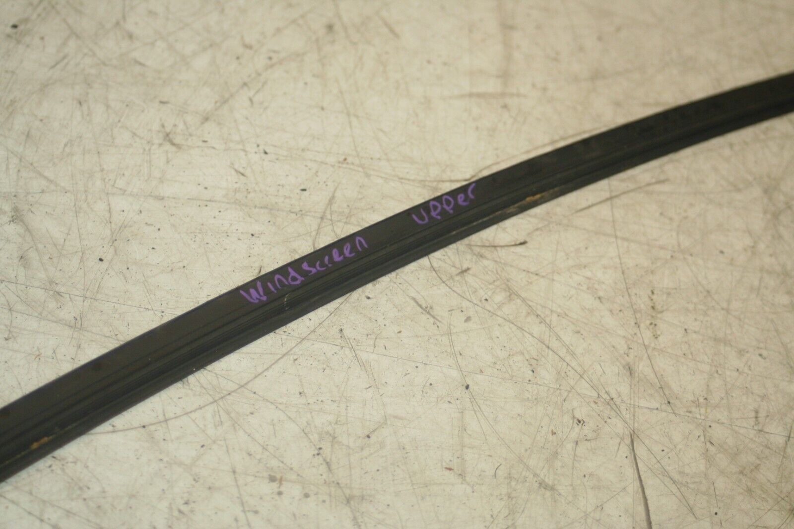 2005 MERCEDES S CLASS W220. WINDSCREEN UPPER CHROME TRIM - Image 3