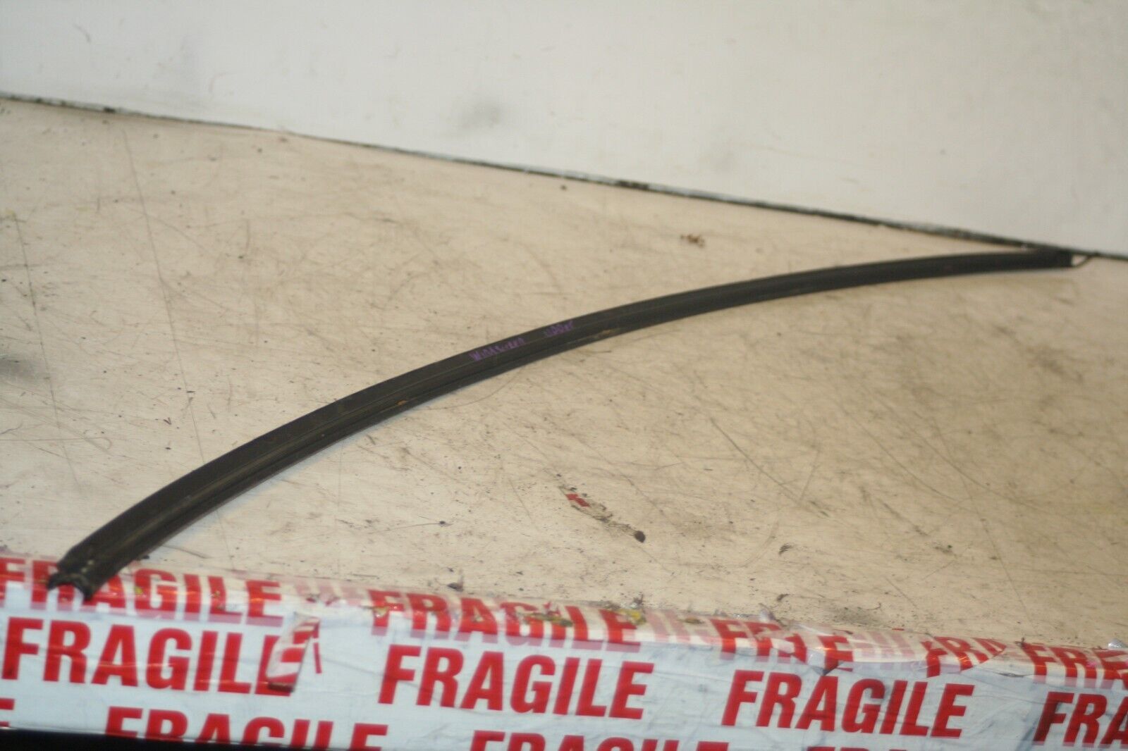 2005 MERCEDES S CLASS W220. WINDSCREEN UPPER CHROME TRIM - Image 4