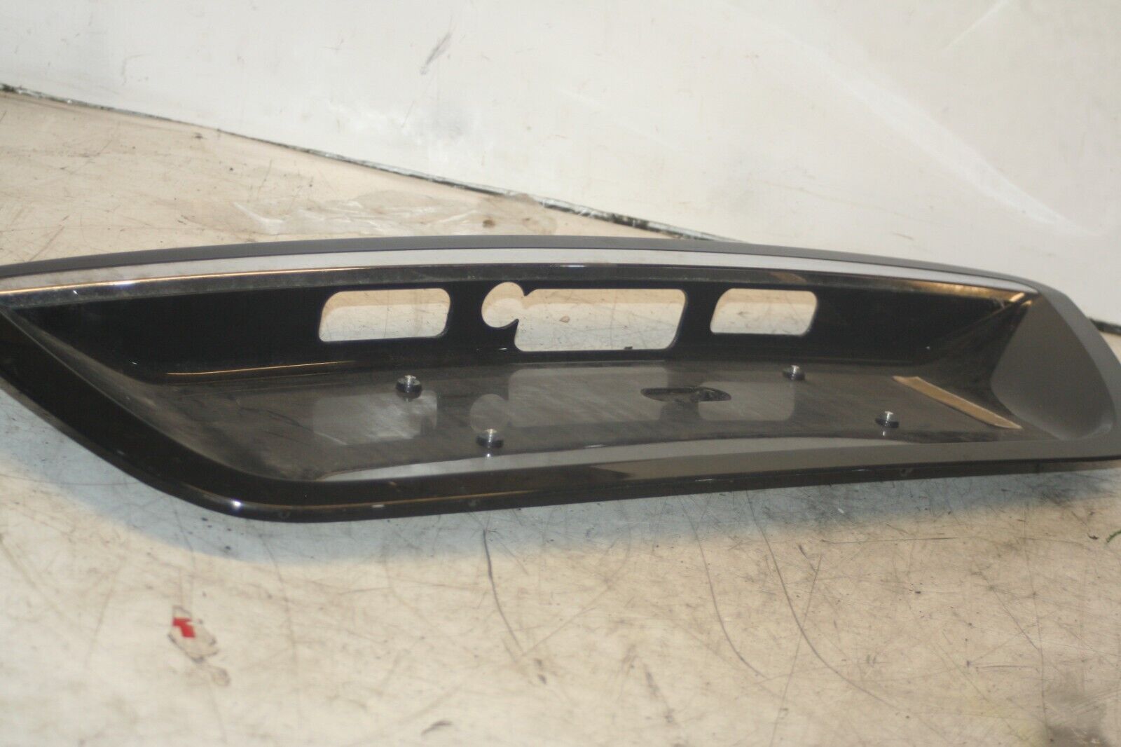 2005 MERCEDES S CLASS W220. BOOT LID NUMBER PLATE SURROUND BLACK TRIM - Image 2