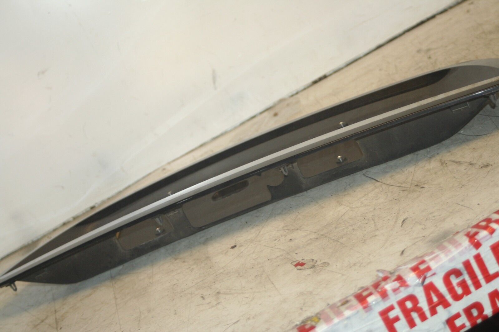 2005 MERCEDES S CLASS W220. BOOT LID NUMBER PLATE SURROUND BLACK TRIM - Image 3