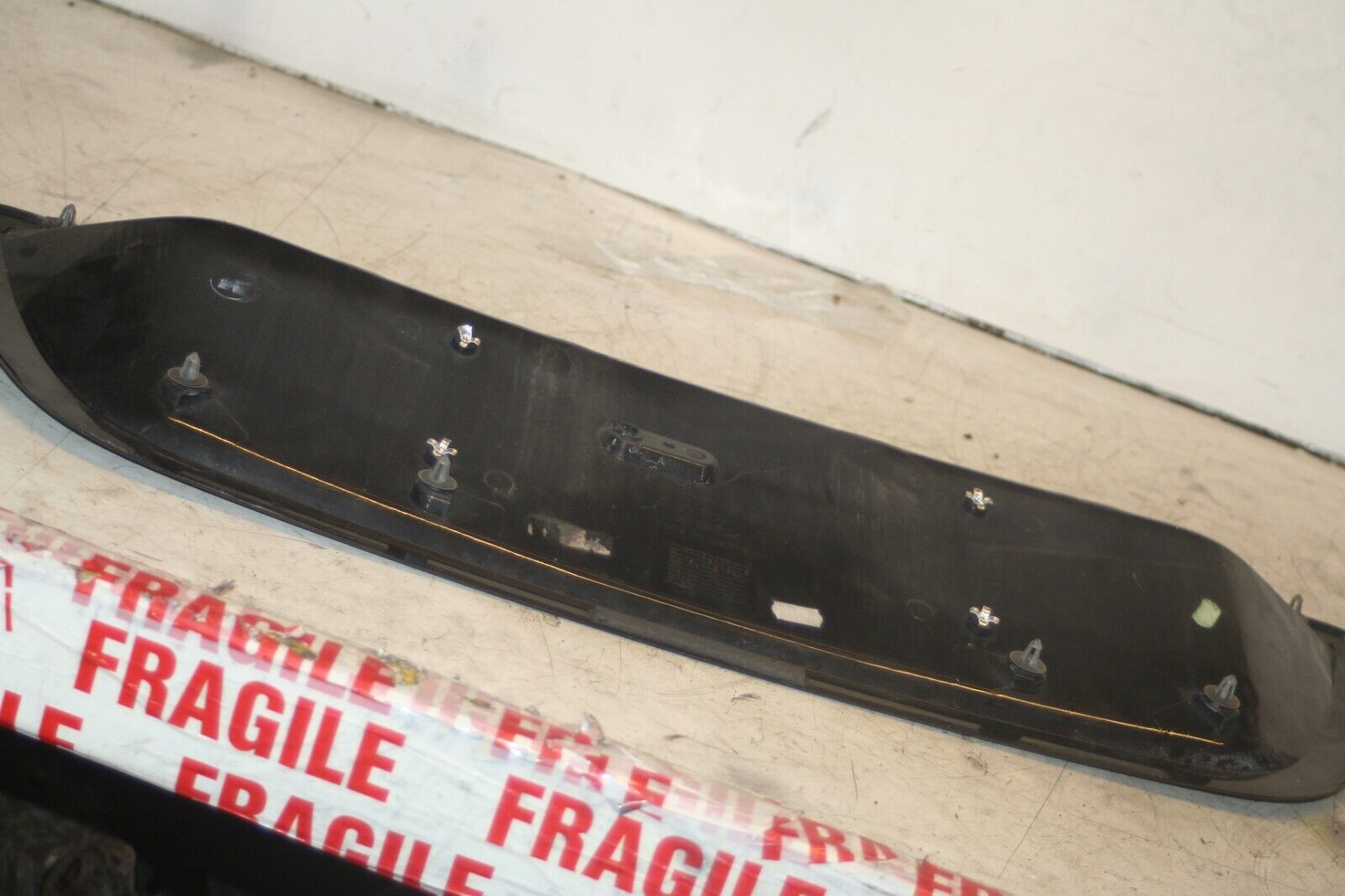 2005 MERCEDES S CLASS W220. BOOT LID NUMBER PLATE SURROUND BLACK TRIM - Image 4