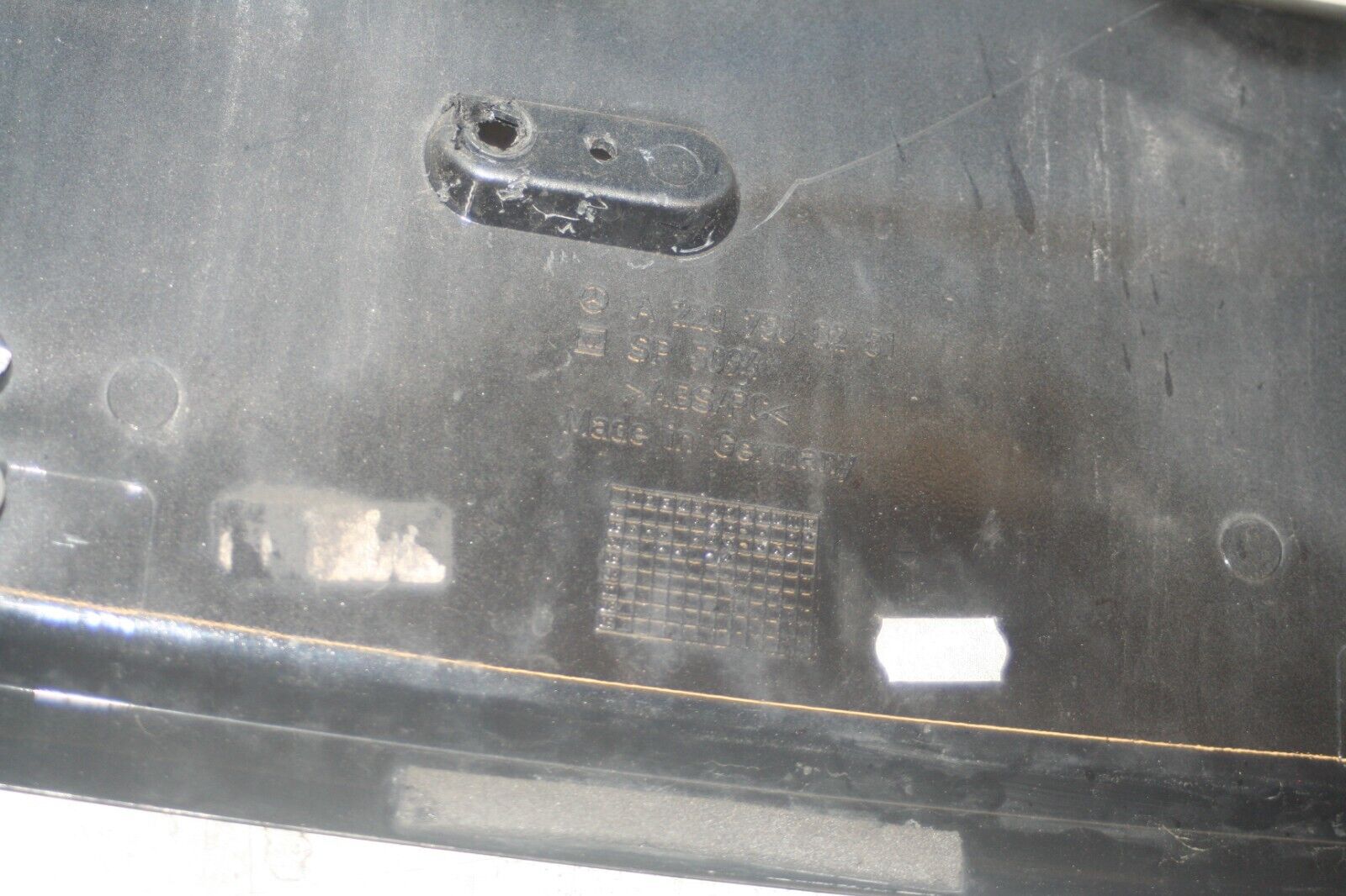 2005 MERCEDES S CLASS W220. BOOT LID NUMBER PLATE SURROUND BLACK TRIM - Image 6