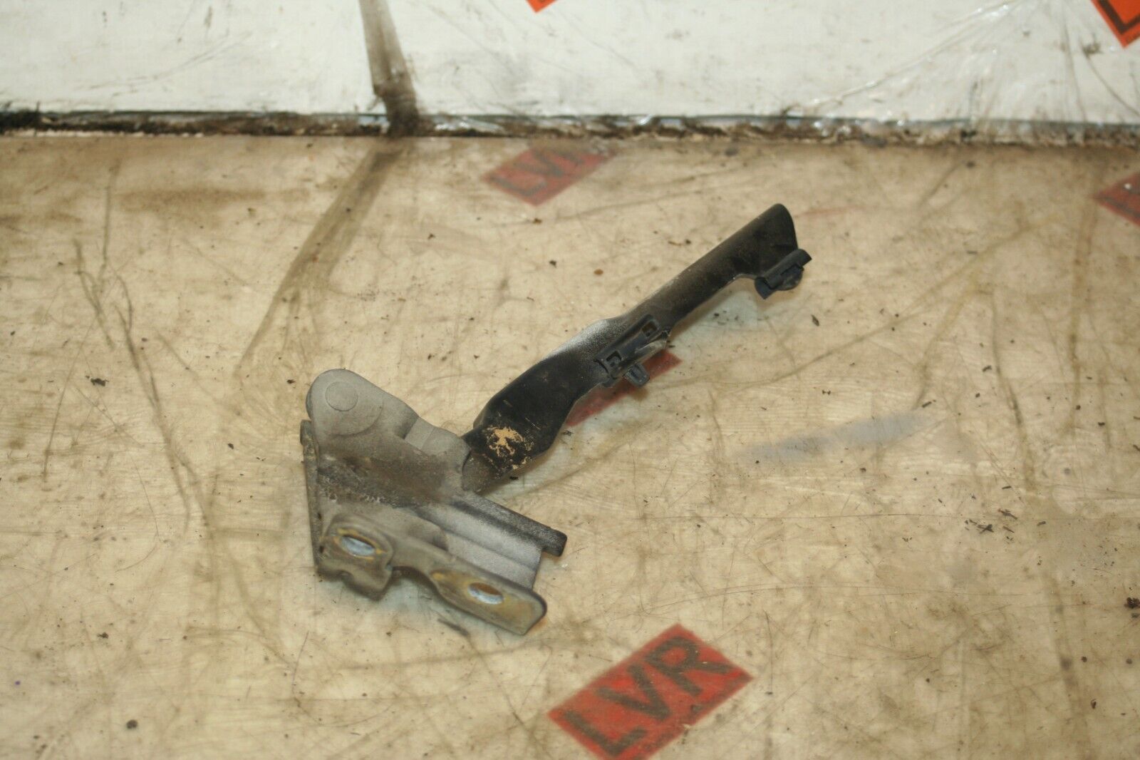 2009 KIA SORENTO. BONNET HINGE