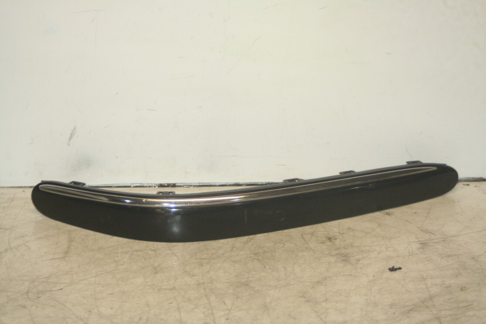 2005 MERCEDES S CLASS W220. FRONT BUMPER CORNER TRIM IN BLACK