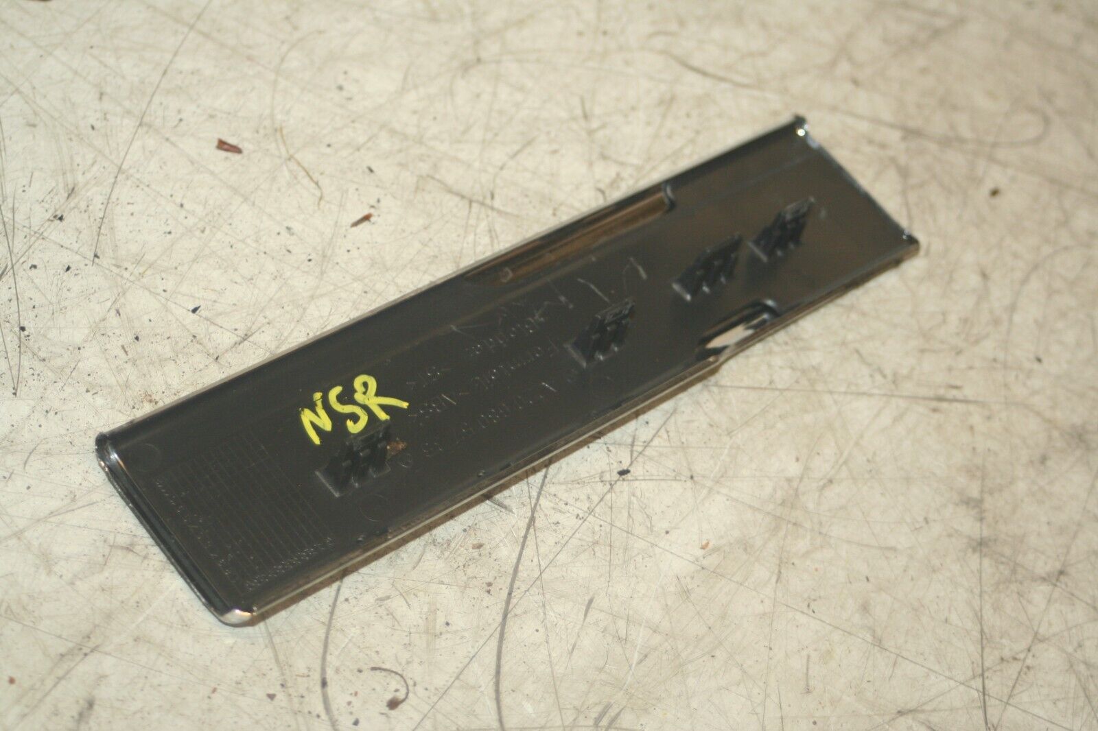 2005 MERCEDES S CLASS W220. FLOOR SILL TRIM PASSENGER SIDE REAR KICK PLATE - Image 2